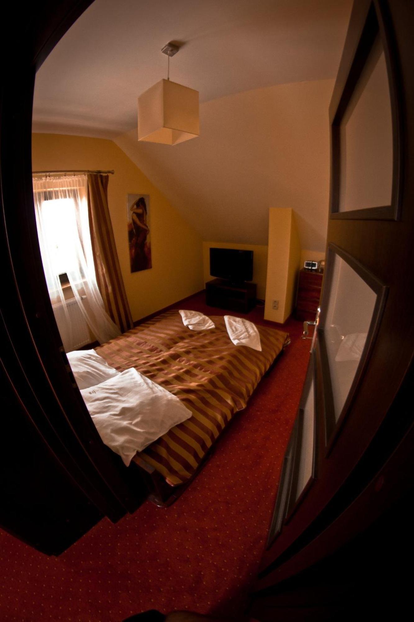 Dwa Bratanki Hotel Rzeszów Buitenkant foto