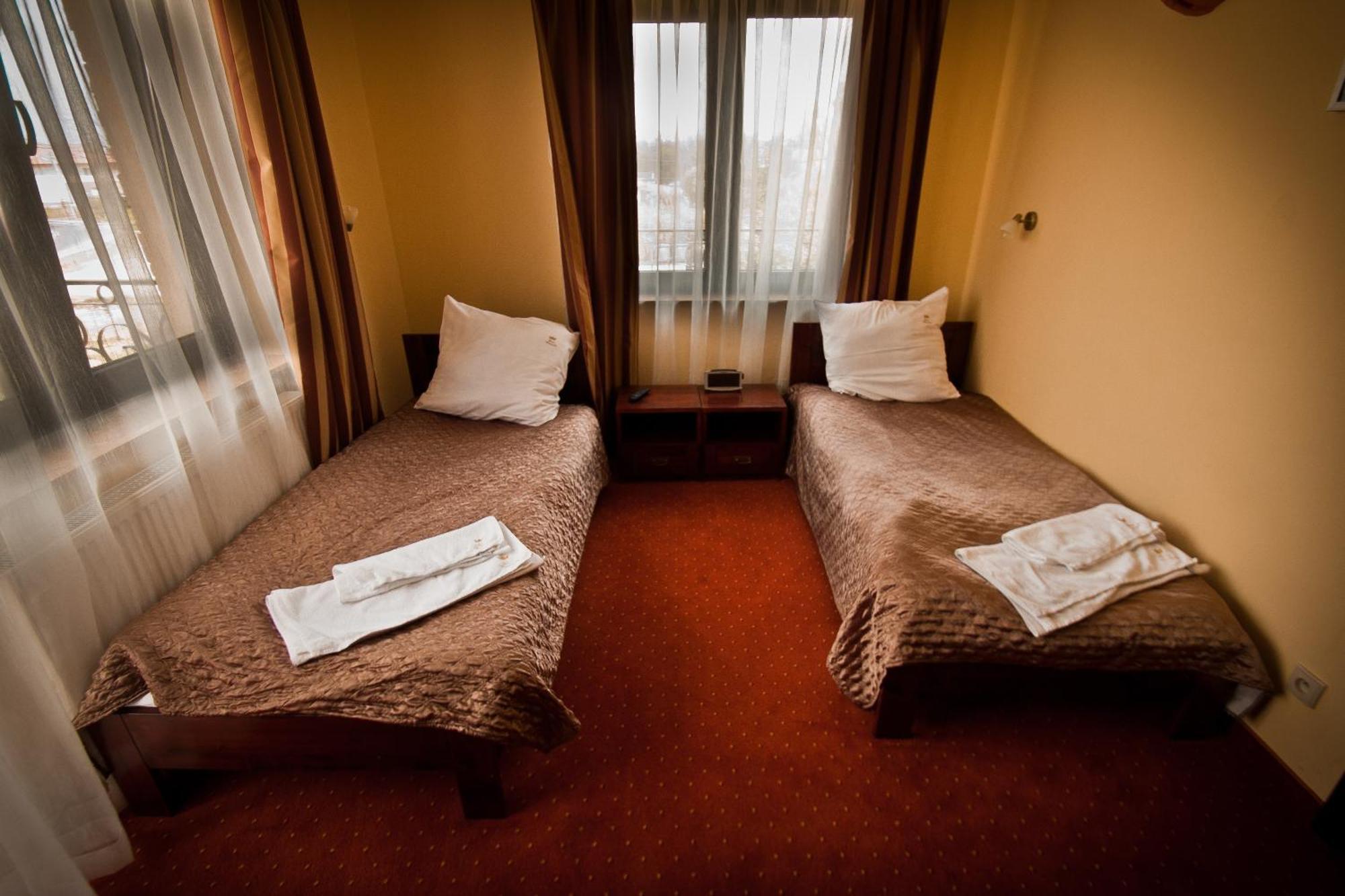 Dwa Bratanki Hotel Rzeszów Buitenkant foto