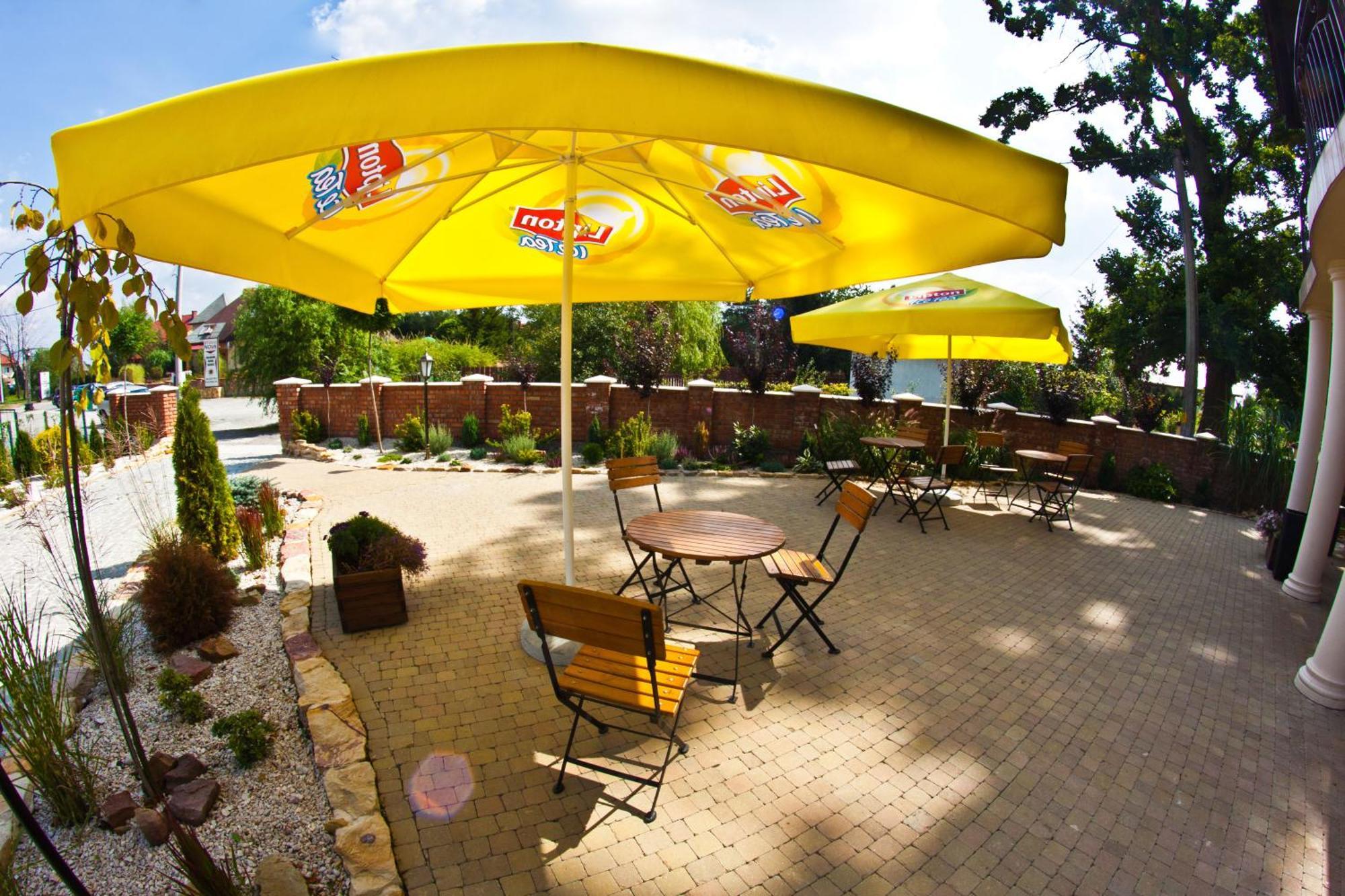 Dwa Bratanki Hotel Rzeszów Buitenkant foto