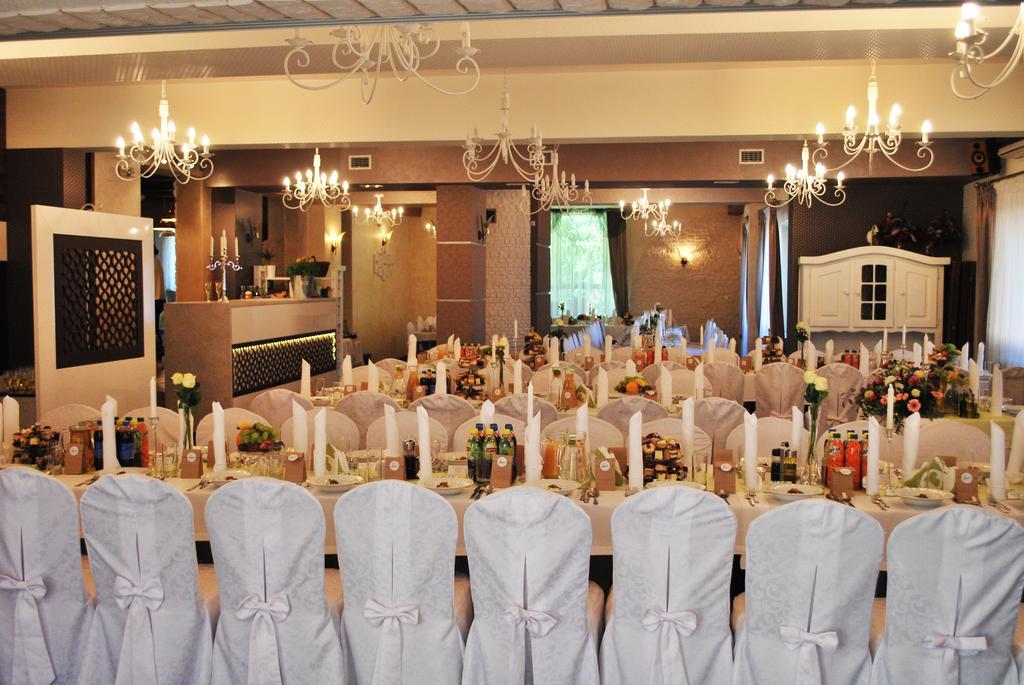 Dwa Bratanki Hotel Rzeszów Buitenkant foto